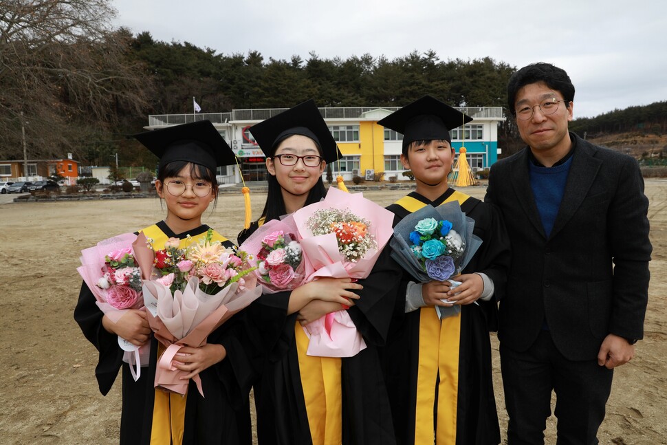 전체 졸업생이 졸업식을 마치고 강성욱 담임선생님(맨 오른쪽)과 교정에 섰다.