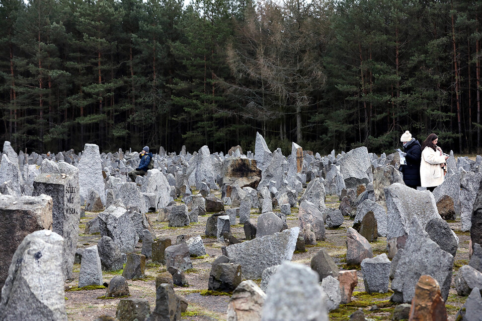 폴란드 바르샤바 북동쪽 100㎞ 지점에 위치한 트레블린카 절멸수용소 터에는 추모비석 1만7천여 개가 세워져 있다. 이곳을 찾은 이들이 희생자들의 넋을 기리고 있다.