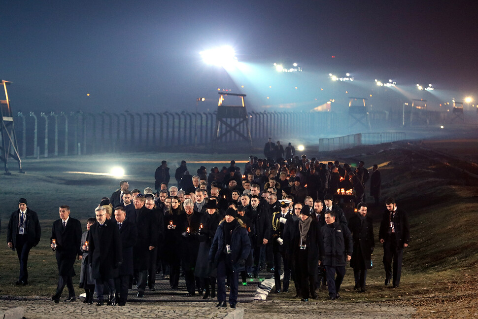 안제이 두다 폴란드 대통령과 유럽 각국의 지도자들이 아우슈비츠 수용소 옆 비르케나우 수용소 ‘죽음의 문’ 앞에서 열린 추모식을 마친 뒤 추모비를 향해 걸어가고 있다.