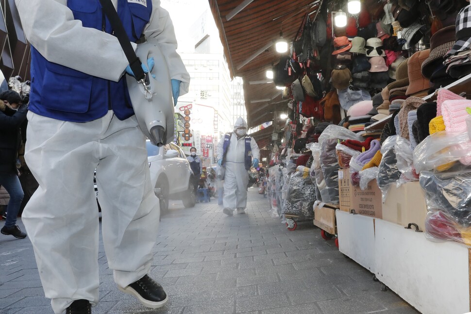 한국방역협회 관계자들이 2월5일 신종 코로나바이러스 확산을 막기 위해 서울 남대문시장에서 방역 작업을 하고 있다. 한겨레 이정아 기자