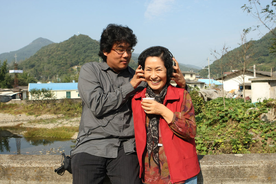 South Korean director Bong Joon-ho and Kim Hye-ja, who played the lead role in Bong’s film “Mother.” (provided by J Entertainment)