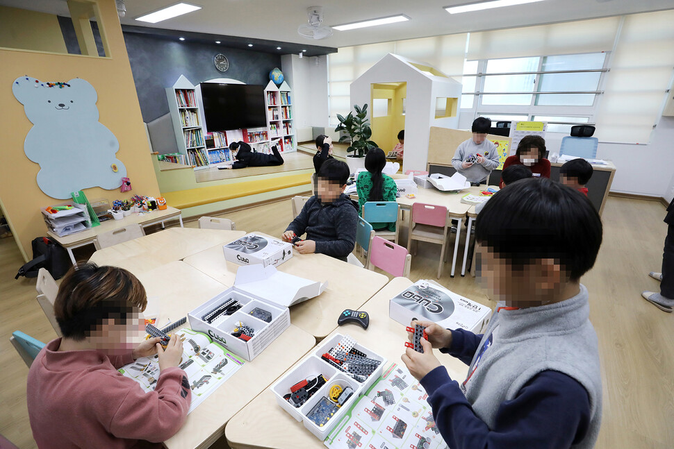 초등 돌봄교실 정책에서 서울과 서울 외 지역의 격차가 커지고 있는 것도 문제다. 사진은 서울 지역 한 돌봄교실 모습. 정용일 기자