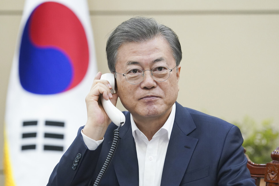 South Korean President Moon Jae-in talks on the phone with Swedish Prime Minister Stefan Lofven at the Blue House on Mar. 20. (provided by the Blue House)