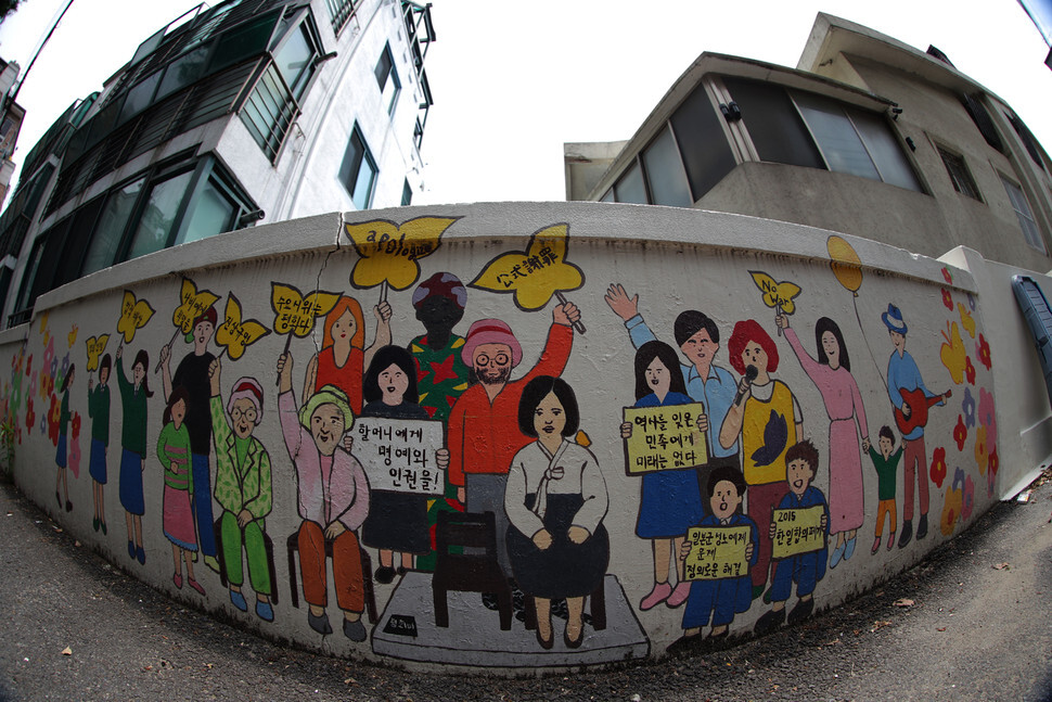 A mural depicting a Wednesday demonstration on a wall in front of the War and Women's Human Rights Museum in Seoul. (staff photographer)