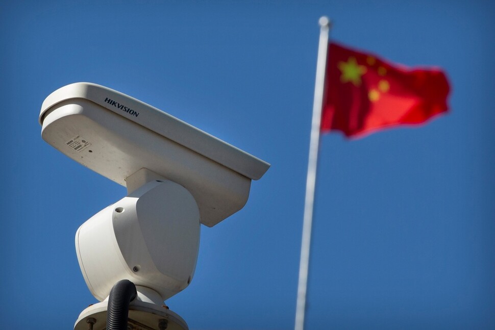 코로나19 공습 이후 중국 정부는 도심 곳곳에 설치된 폐회로텔레비전(CCTV)을 통해 격리된 사람들을 지켜보고, 코로나19 확산을 추적하는 등 감시를 대폭 강화했다. 연합뉴스