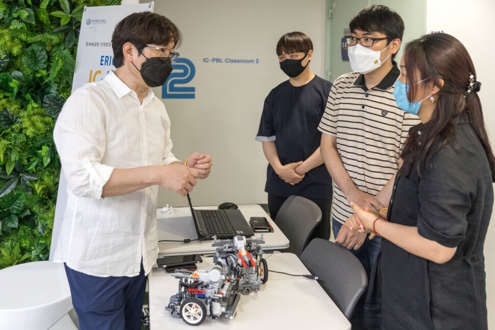 동수 로봇을 맡았던 천영훈(오른쪽 둘째)씨가 참여자들과 이야기를 나누고 있다.