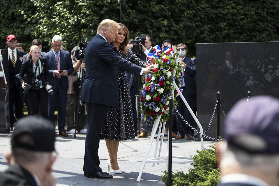 US President Donald Trump and first lady Melania Trump commemorate the 70th anniversary of the outbreak of the Korean War at the Korean War Veterans Memorial in Washington, DC, on June 25. (AP/Yonhap News)