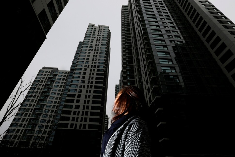 서울 서초구 반포지구의 한 아파트에 선 30대. 한겨레 김명진 기자