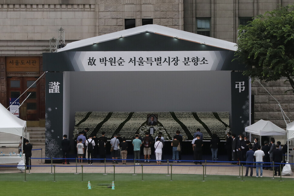 People mourn the death of Seoul Mayor Park Won-soon in Seoul Plaza on July 12. (Yonhap News)