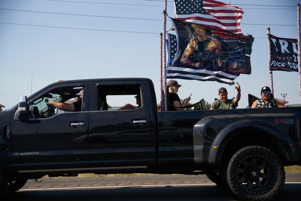 트럼프 대통령 지지자들이 9월7일 오리건시에서 자동소총을 든 트럼프 대통령이 그려진 깃발을 매단 차량 수십 대를 동원해 행진하고 있다. 