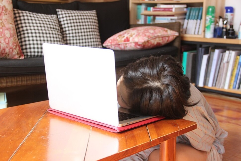 원격수업을 듣던 한 초등학생이 노트북에 머리를 대고 있다. 김규원 기자