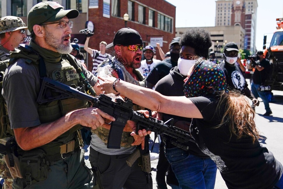 민병대를 자처하는 극우단체 회원들이 9월5일 켄터키주 루이빌에서 인종차별 반대 시위대와 다투다 소총을 겨누고 있다.