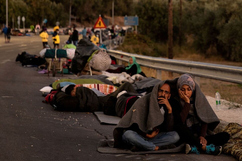 4750㎞ 험로 뚫고 왔는데…‘유럽방패’ 그리스에 막힌 난민들