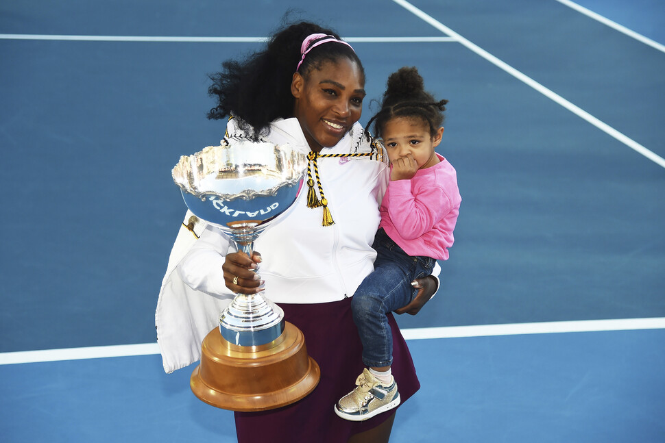 서리나 윌리엄스(39·미국)가 1월12일 뉴질랜드 오클랜드에서 열린 ASB 클래식 테니스 대회에서 우승한 뒤 딸과 함께 우승 트로피를 들고 있다. AP 연합뉴스