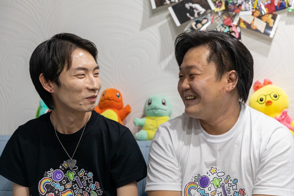 9월23일 김용민(왼쪽)·소성욱 부부를 서울에 있는 신혼집에서 만났다. 박승화 기자