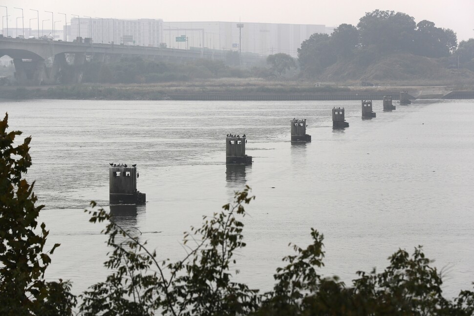 1988년 김포대교 하류에 신곡수중보가 설치돼 서울 한강에 펼쳐져 있던 수백만 평의 백사장이 강물 속으로 사라져버렸다. 신곡수중보 고정보의 현재 모습. 류우종 기자