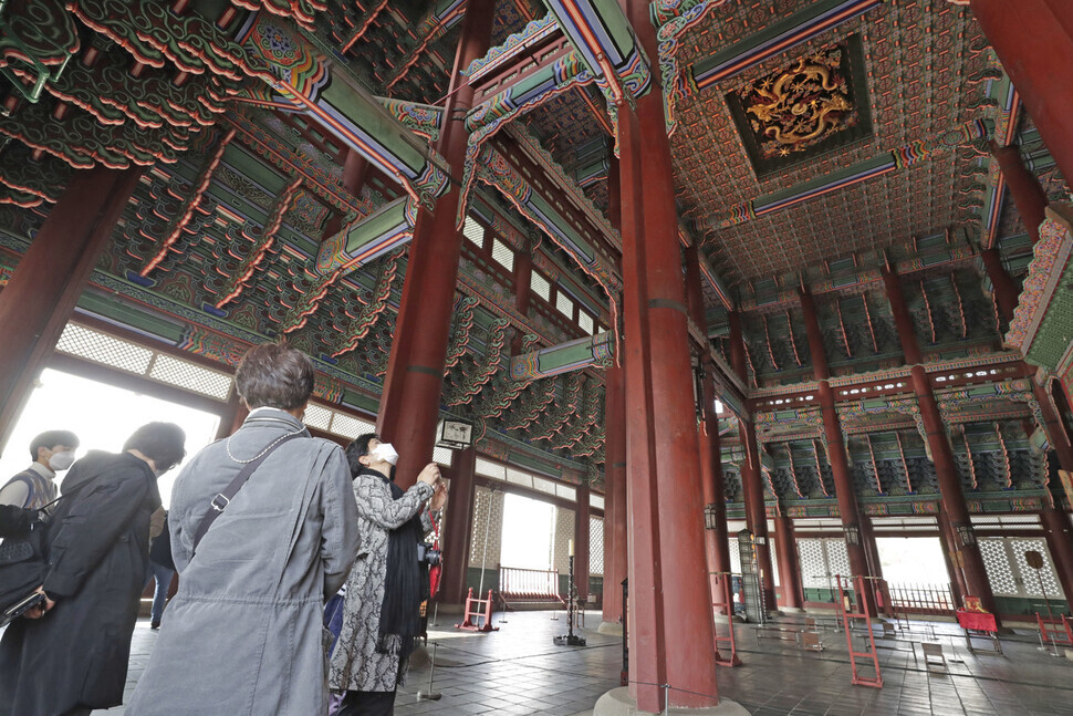 Visitors view Geunjeong Hall in Gyeongbok Palace as part of a special exhibition on Oct. 26.