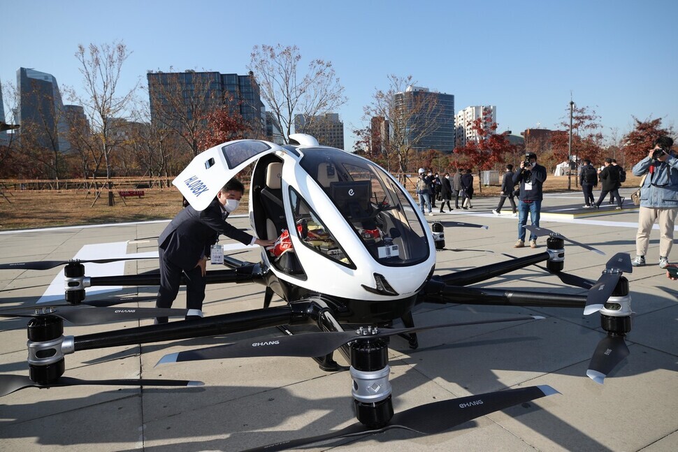 Acting Seoul Mayor Seo Jung-hyup inspects the interior of an EH216 drone. (all photos by Kim Bong-gyu)