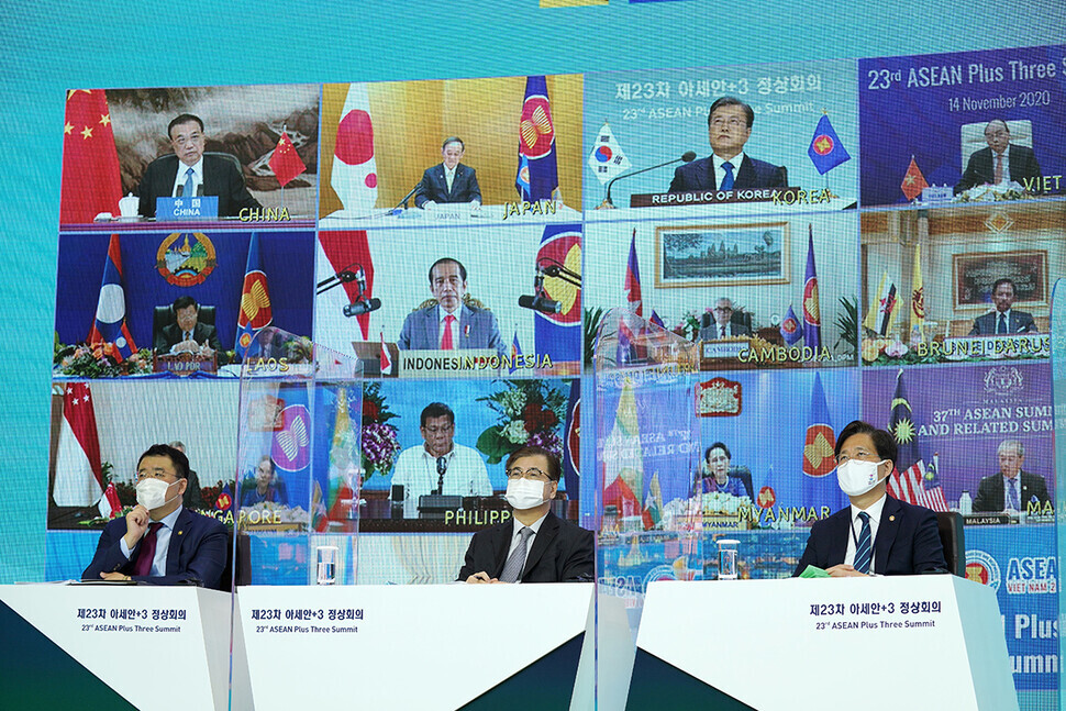 South Korean President Moon Jae-in (second top right) partakes in a ASEAN Plus Three summit held via teleconference on Nov. 14. (provided by the Blue House)