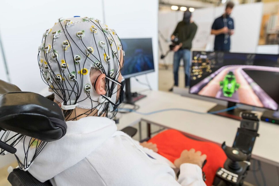 사이배슬론 뇌컴퓨터 인터페이스 종목에 참가한 선수가 스위스 취리히에서 뇌파로 아바타(가상현실에서 자신의 역할을 대신하는 캐릭터)를 조종해 컴퓨터게임을 하고 있다.