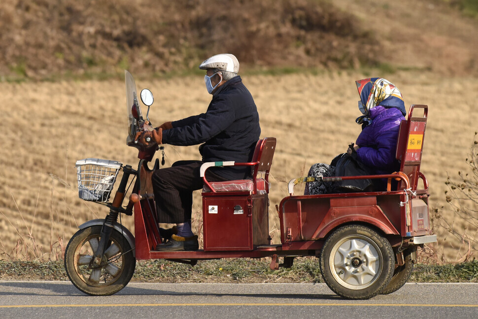An elderly couple in a rural community in Yangpyeong, Gyeonggi Province, on Nov. 13, 2020. (Kang Jae-hoon)