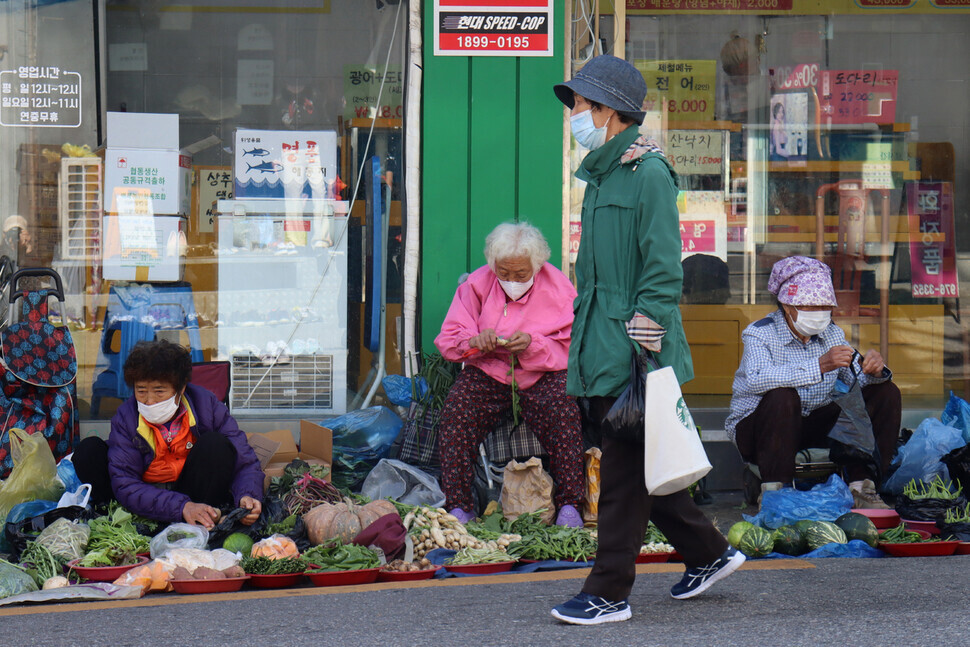 A marketplace in Ilsan, Gyeonggi Province, on Oct. 13. (Kim Kwang-ju)