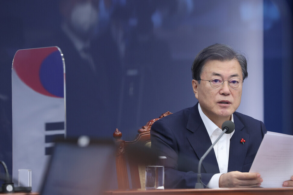 South Korean President Moon Jae-in presides over a Blue House meeting of senior aides and secretaries on Dec. 7. (Yonhap News)