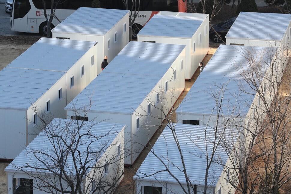 Shipping containers converted to shelters with hospital beds in front of Seoul Medical Center on Dec. 8. (all photos by Kim Bong-gyu)