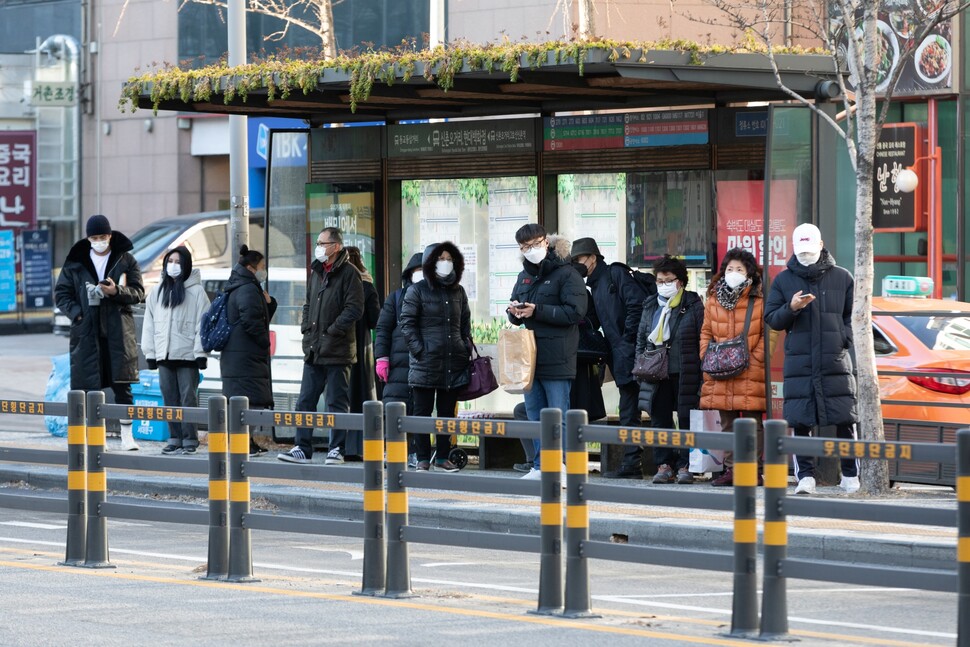 버스 정류장에서 버스를 기다리는 승객들. 박승화 기자