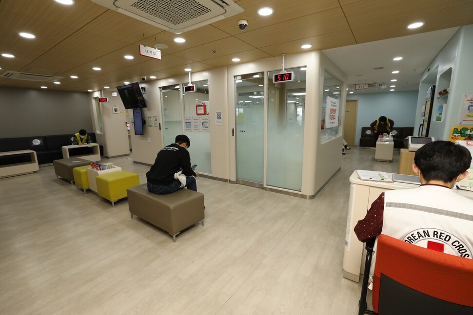 방문자가 줄어 썰렁한 인천 미추홀구 석바위로 헌혈의집 주안센터를 찾은 시민(가운데)이 대기실에서 순서를 기다리고 있다.