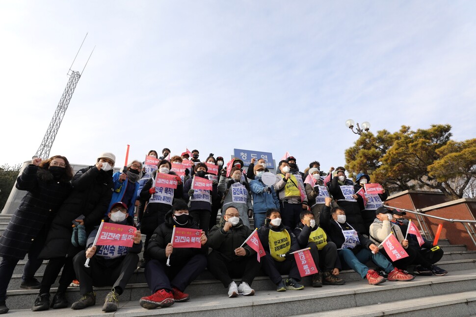 1월5일 경북 청도역 앞에서 김 지도위원과 희망뚜벅이들이 ‘김진숙 복직’을 외치고 있다.