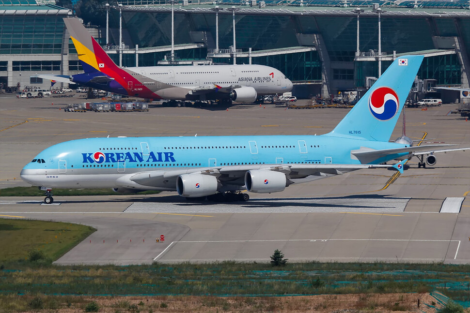 인천국제공항에 기항중인 대한항공과 아시아나항공의 항공기. 위키미디어 커먼스