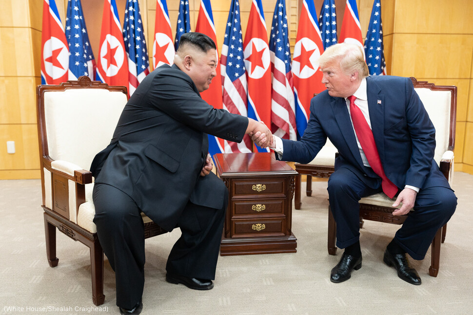 2019년 6월30일 판문점에서 깜짝 회담에 나선 김정은 국무위원장과 도널드 트럼프 미국 대통령.