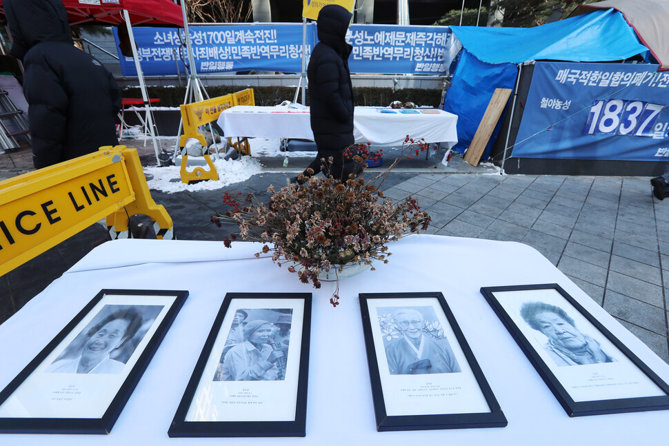 일본 정부가 ‘위안부’ 피해 할머니들에게 배상해야 한다는 판결이 나온 2021년 1월8일, 서울 종로구 옛 일본대사관 앞에 놓인 할머니들 사진. 연합뉴스