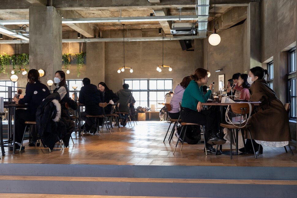 서울 마포구 공덕동 한 커피전문점에서 시민들이 커피를 마시며 이야기하고 있다.