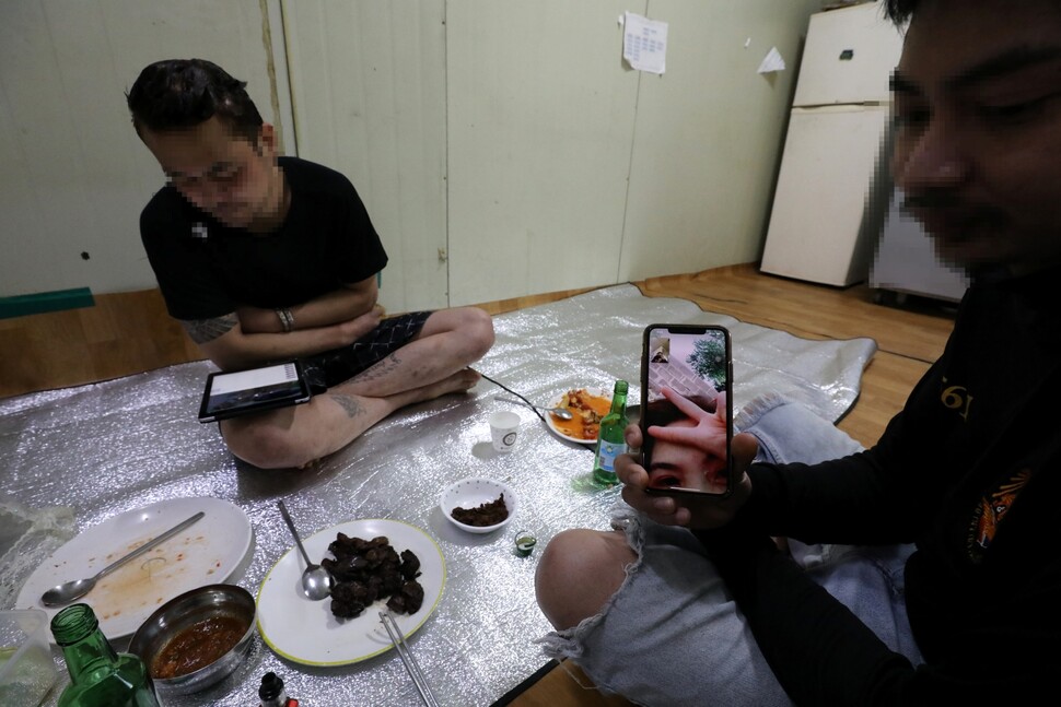 타이 출신 노동자들이 일요일인 1월24일 점심을 먹은 뒤 가족과 화상통화를 하고 있다.