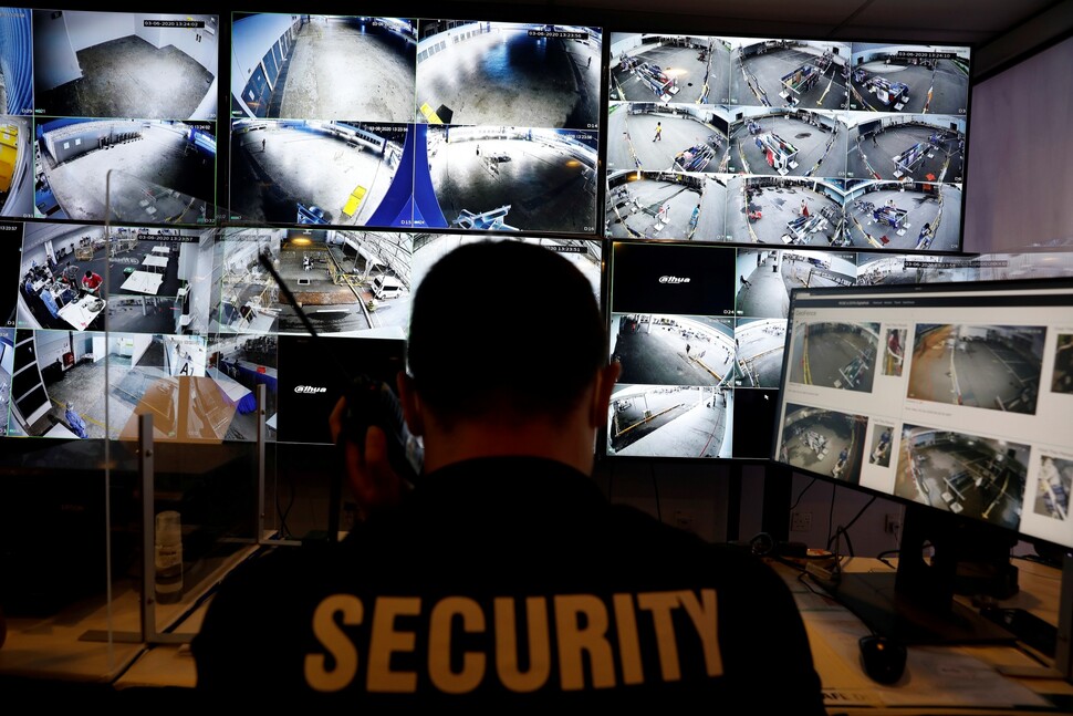 2020년 6월 싱가포르 창이공항에 있는 창이전시센터의 보안관제실에서 보안요원이 ‘지오펜싱’(위치 기반 가상 울타리) 기술을 이용한 감시카메라 화면을 지켜보고 있다. REUTERS 연합뉴스