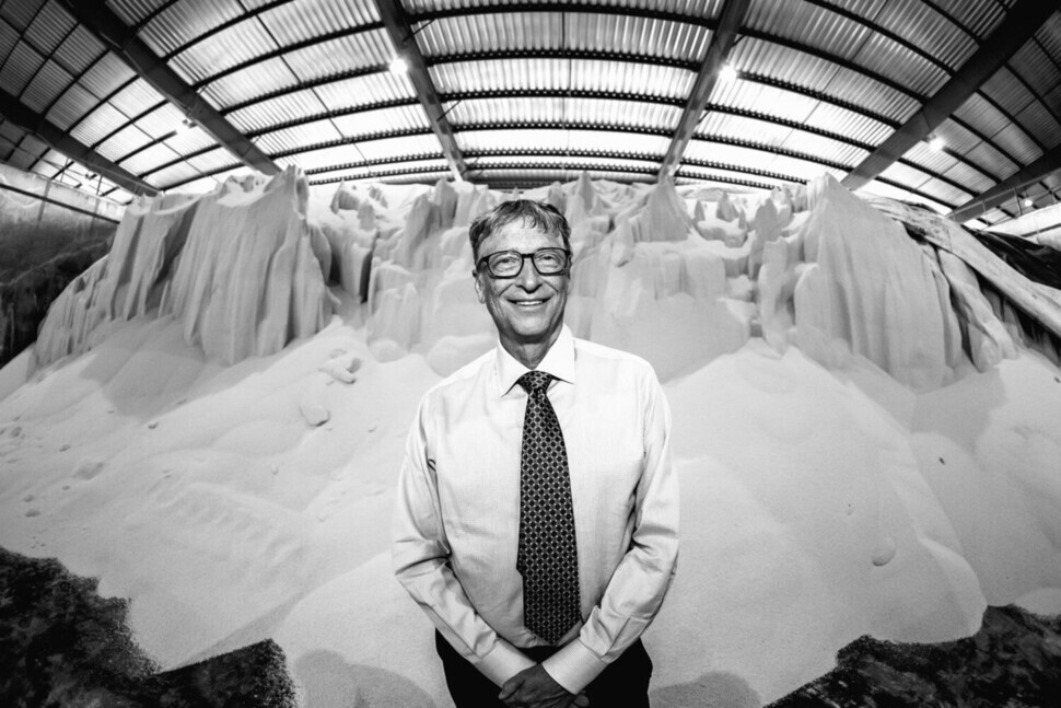 Bill Gates touring a fertilizer distribution facility in Dar es Salaam, Tanzania, in 2018. (provided by Gates Notes)