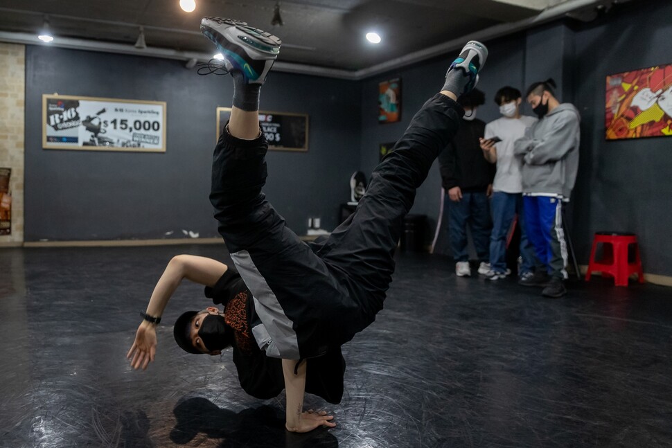 비걸 김예리씨가 서울 중구 장충동 갬블러크루 스튜디오에서 브레이킹 연습을 하고 있다. 저녁 6시에 연습을 시작해, 다른 사람들이 모두 돌아간 뒤 혼자 남아 개인 연습을 한다.