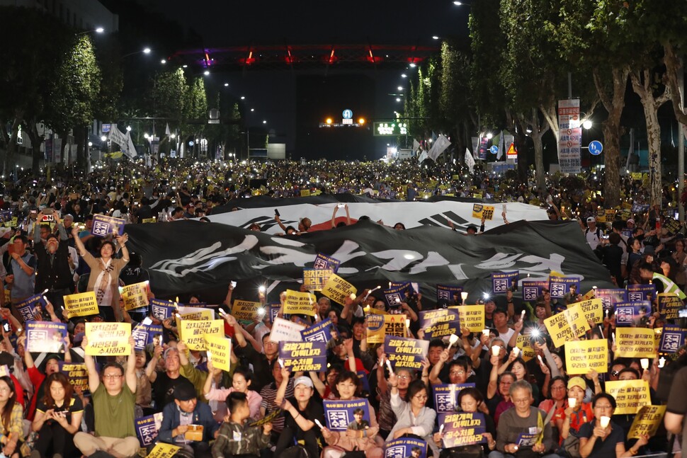 2019년 9월28일 밤, 서울중앙지방검찰청과 대검찰청 앞 도로를 가득 메운 시민들이 ‘조국 수호’와 ‘검찰 개혁’을 외치고 있다. 이정우 선임기자