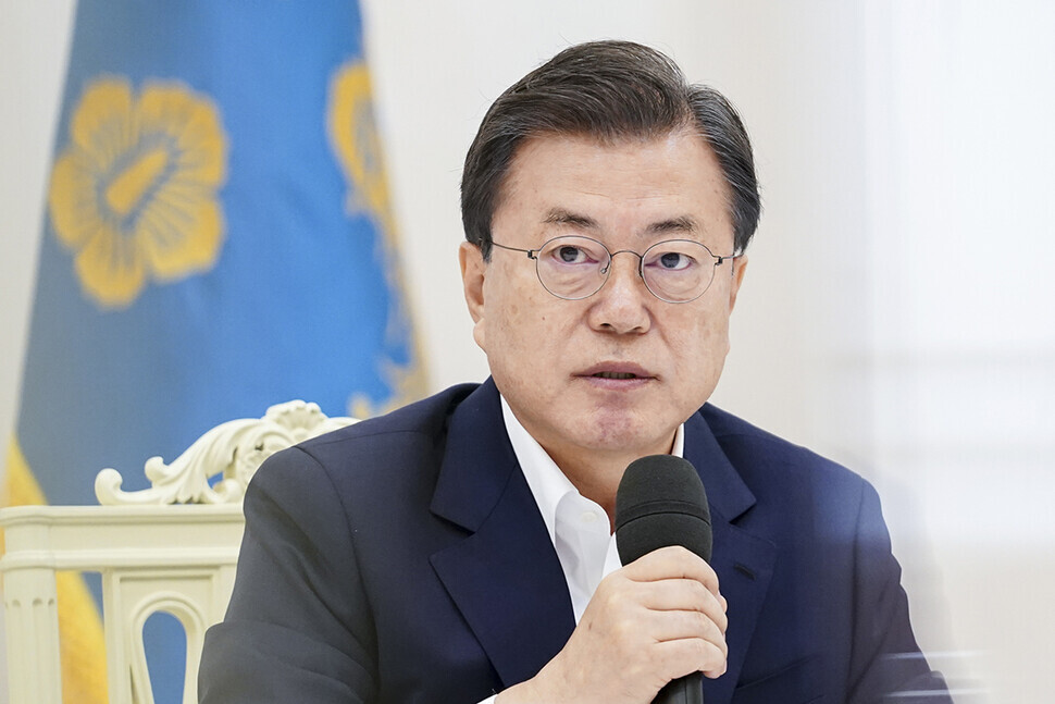South Korean President Moon Jae-in speaks during a meeting with floor leaders of the ruling Democratic Party at the Blue House on Wednesday. (provided by the Blue House)