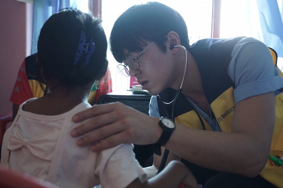 네팔 지진 피해 지역으로 의료활동을 갔던 2017년 모습. 그즈음 타이, 인도네시아 등에도 빈민운동을 배우러 자주 갔다. 홍종원 제공