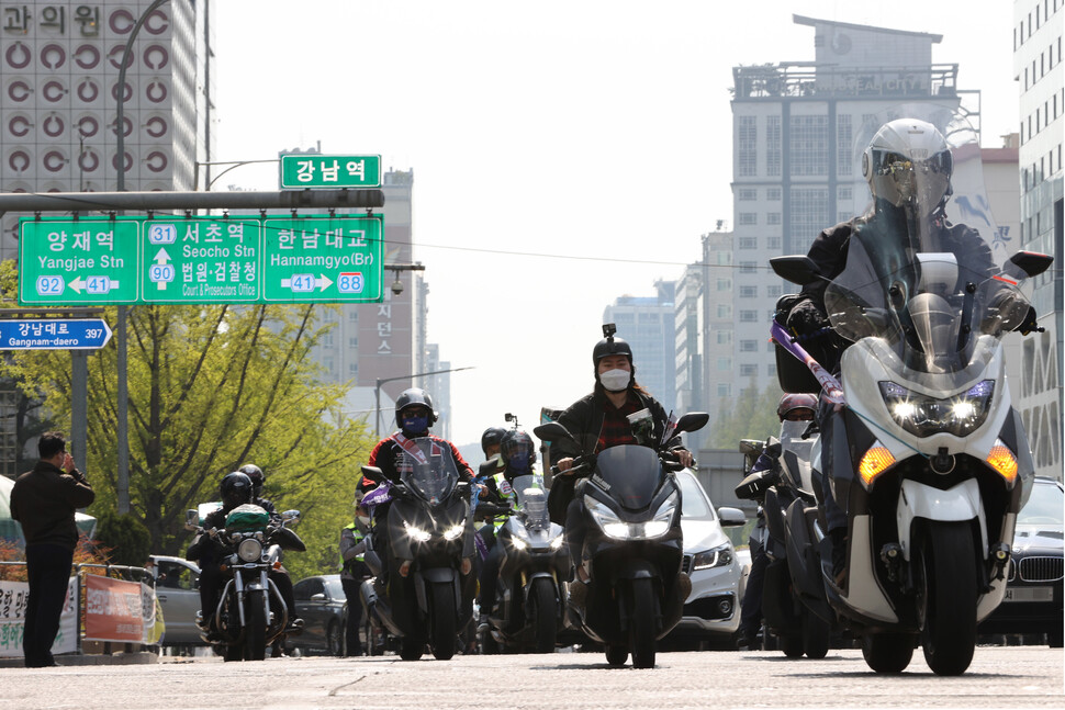 2019년 라이더유니온이 발족한 뒤 박정훈은 위원장이 되었다. 사진은 2020년 노동절을 앞두고 오토바이 행진을 벌인 조합원들. 한겨레 이정아 기자