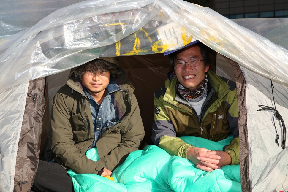 2016년 겨울엔 ‘박근혜 하야’를 요구하는 수백 명의 예술인과 운동가가 서울 광화문광장에 텐트촌을 꾸렸다. 11월15일 자신의 텐트 안에서 사진작가 노순택과 함께. 류우종 기자