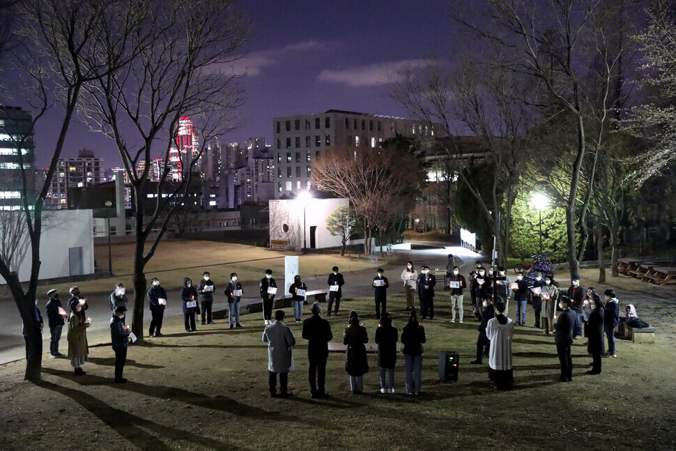 Sogang University students hold a candlelight vigil on their campus on the evening of March 24 to pray for peace and democracy in Myanmar. (Chang Chul-kyu/The Hankyoreh)