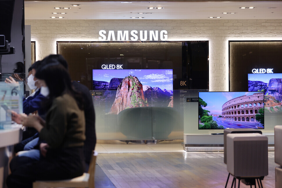 Samsung Electronics announced Thursday it had recorded 65 trillion won (US$58.1 billion) in sales and 9.3 trillion won (US$8.31 billion) in operating profit in Q1 2021. (Yonhap News)