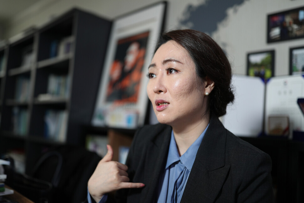 Jeon Su-mi talks during an interview with the Hankyoreh on April 1 in the NGO’s office. (Kim Bong-gyu/The Hankyoreh)