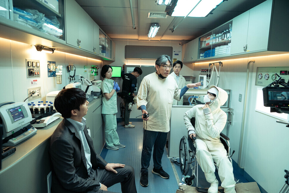 South Korean filmmaker Lee Yong-ju directs actors on the set of “Seo Bok.” (provided by CJ ENM)