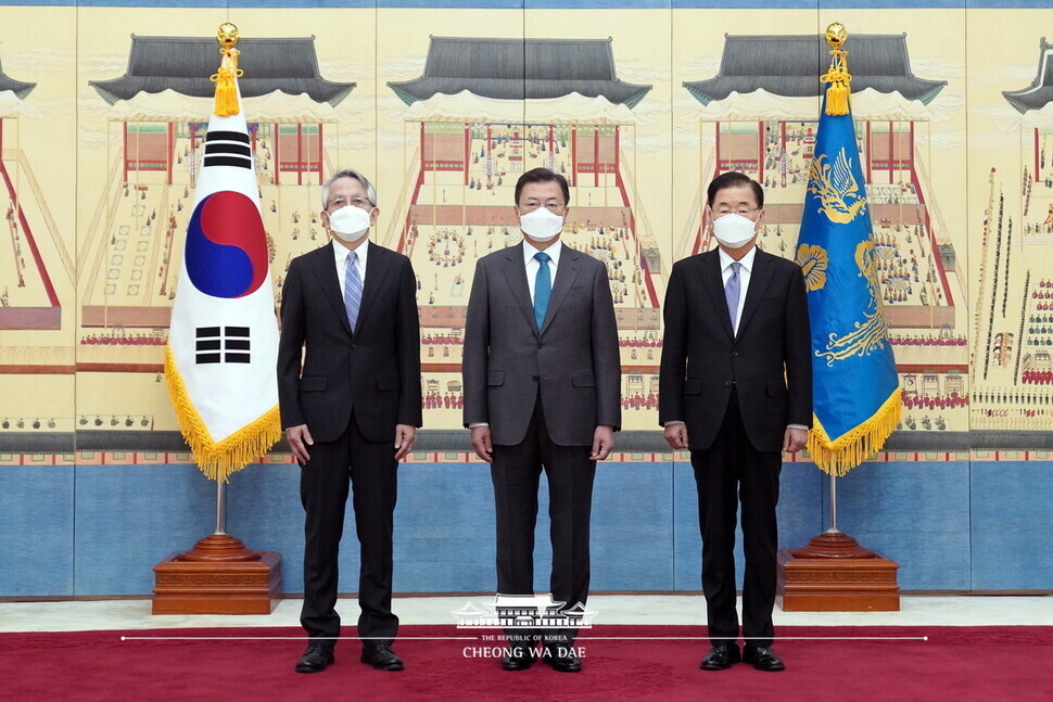 South Korean President Moon Jae-in, Minister of Foreign Affairs Chung Eui-yong (right) and Japanese ambassador Koichi Aiboshi pose (left) pose for a portrait in the Blue House after Moon received Aiboshi’s diplomatic credentials. (provided by the Blue House)