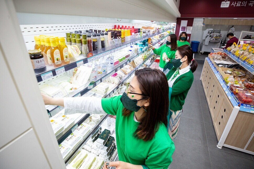 Activists from Consumer Climate Action act out shopping at the Mokdong branch of iCOOP Natural Dream store in Seoul while thinking about Earth during the group’s event to mark the 51st Earth Day. (pool photo)
